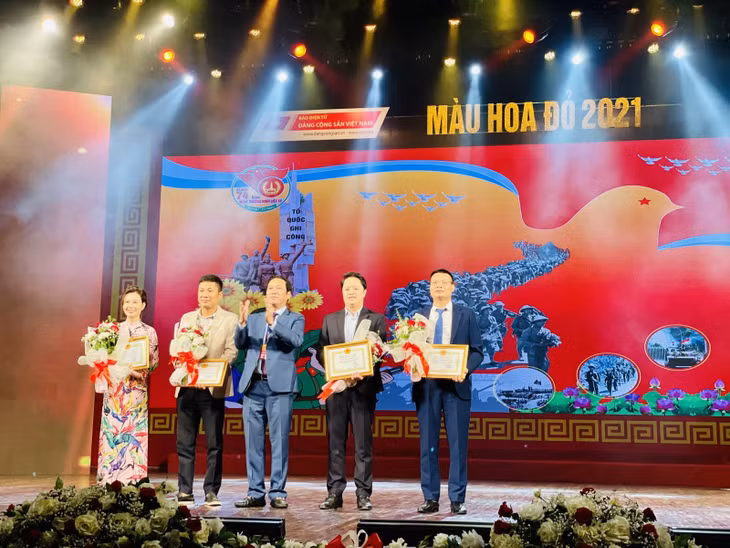 Ban tổ chức tri ân những đơn vị tham gia, đồng hành, góp phần cho thành công của chương trình “Màu hoa đỏ” Ảnh: Phương Thanh