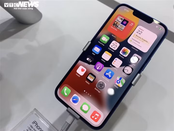 Tại nhiều cửa hàng, lượng iPhone 13 trong đợt đầu mở bán vẫn chưa đủ trả cho khách đặt trước.