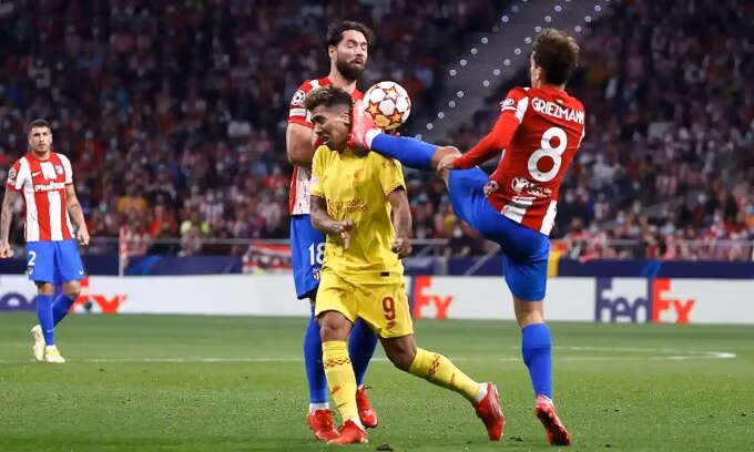Griezmann phạm lỗi cao chân trong pha tranh chấp với Firmino, khiến anh nhận thẻ đỏ trực tiếp. Ảnh: Reuters.