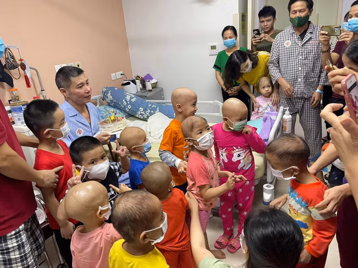 NSND Công Lý được fan nhí chúc mừng sinh nhật trong bệnh viện.