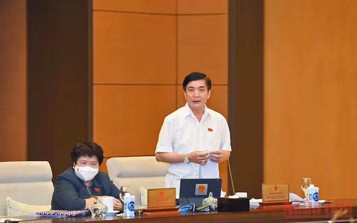 Tổng Thư ký, Chủ nhiệm Văn phòng Quốc hội Bùi Văn Cường phát biểu tại phiên họp. Ảnh: Duy Linh