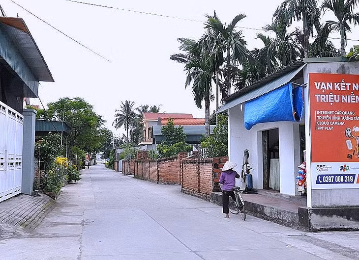 Tuyến đường ở thôn Đông Lâm, xã Bình Dương, TX Đông Triều, luôn sạch đẹp nhờ sự đồng thuận của người dân trong giữ gìn vệ sinh môi trường chung.