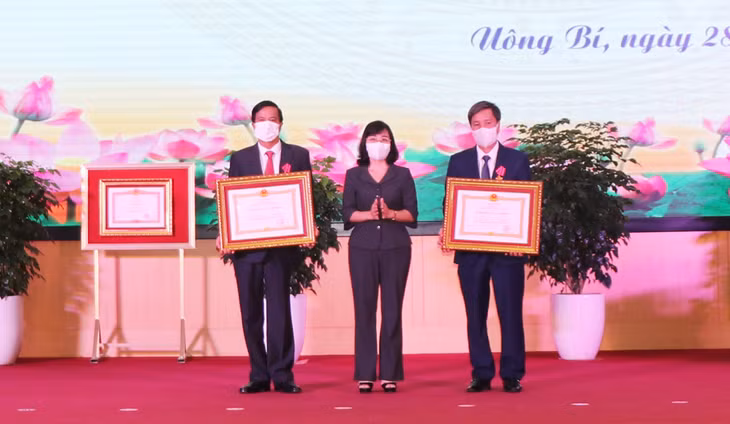 Đồng chí Đặng Đình Sách, nguyên Phó Chủ tịch UBND thành phố và đồng chí Nguyễn Văn Thành, Phó Chủ tịch Thường trực UBND thành phố vinh dự được trao tặng Huân chương Lao động hạng Ba.