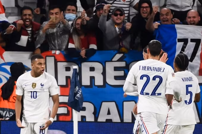 Kylian Mbappe (trái) mừng bàn gỡ hoà 2-2 từ chấm phạt đền, trên sân Juventus tại Turin (Italy). Ảnh: AFP
