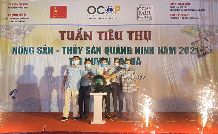 Các đại biểu nhấn nút khởi động Tuần tiêu thụ nông sản - thủy sản Quảng Ninh năm 2021 tại huyện Hải Hà.