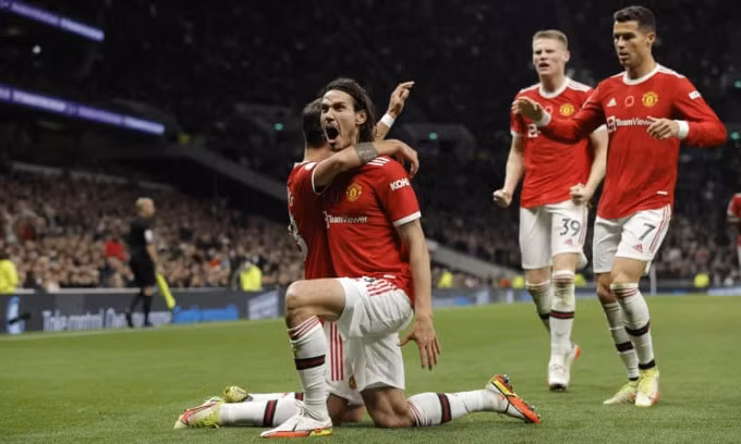 Cavani và Ronaldo phối hợp ghi bàn trong lần đầu đá chính cùng nhau. Ảnh: Guardian