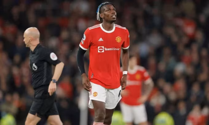 Thẻ đỏ của Pogba làm sầu thêm thảm bại của Man Utd ngay tại Old Trafford. Ảnh: The Guardian