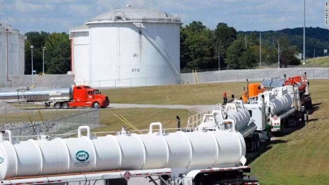 Xe bồn và bể chứa nhiên liệu tại cơ sở của Colonial Pipeline ở bang Alabama, Mỹ, năm 2016. Ảnh: AP