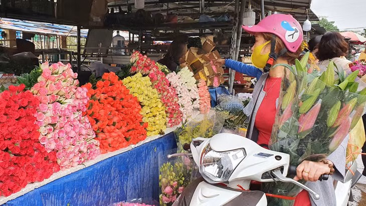 Chợ hoa Quảng An khá vắng khách trong ngày cuối tuần.