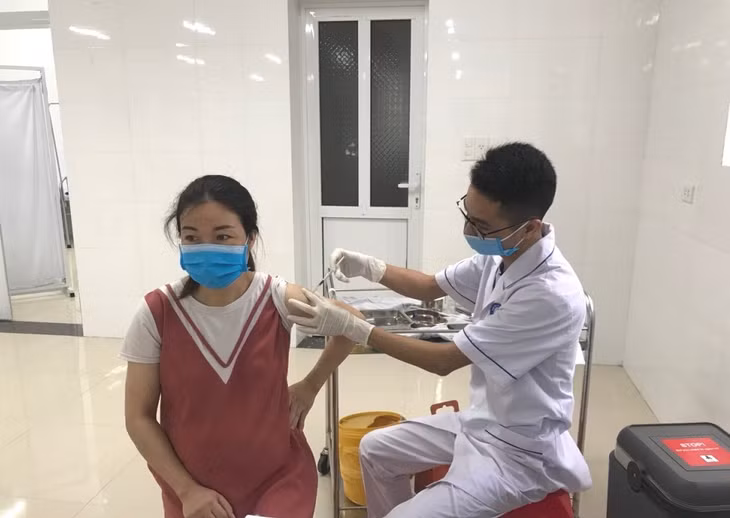 Tiêm vắc-xin phòng Covid-19 cho phụ nữ đang mang thai tại Trung tâm Y tế huyện Tiên Yên.