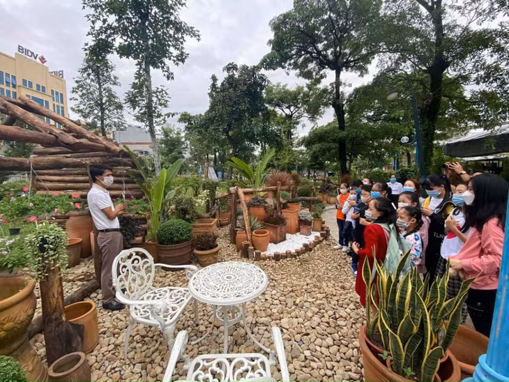 Vườn hoa thanh niên khởi nghiệp thu hút đông đảo thanh thiếu nhi tham quan.