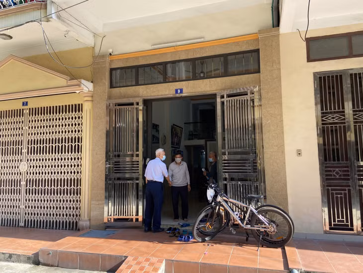 Các thành viên trong Tổ liên gia khu 4, phường Hồng Hải, trao đổi nắm bắt tình hình các hộ dân trong tổ.