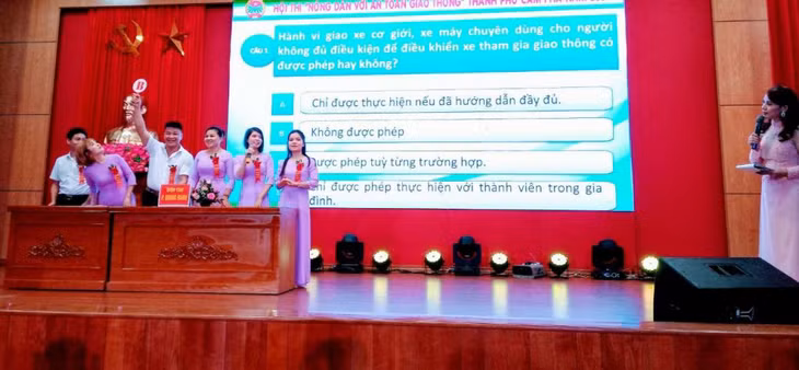 HND TP Cẩm Phả tổ chức hội thi nông dân với ATGT để nâng cao kiến thức pháp luật cho hội viên.