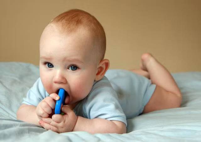 Nếu trẻ cho vật nhỏ vào miệng có thể khiến dị vật rơi vào đường thở.