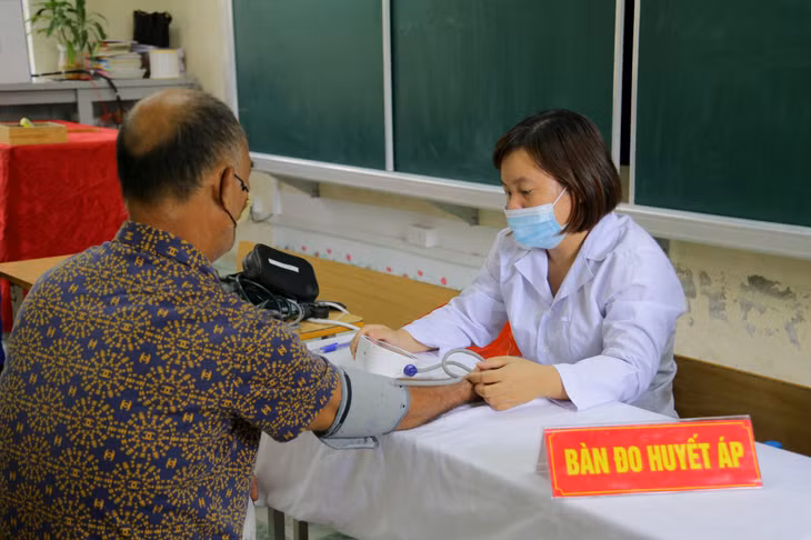 Việc khám sức khỏe sàng lọc trước tiêm được các nhân viên y tế thực hiện nghiêm túc, nhất là đối với đối tượng tiêm là người già, người có bệnh lý nền, các vấn đề về huyết áp, tim mạch.