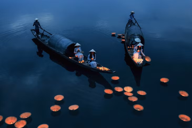 Bức ảnh ‘’Cầu siêu’’ của Bui Phu Khanh được chụp vào dịp rằm tháng Bảy.