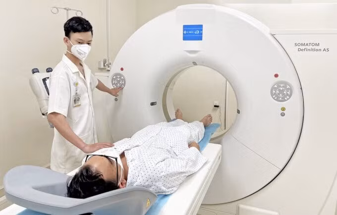 Chụp CT kiểm tra phổi cho một bệnh nhân ho và khó thở kéo dài do hội chứng hậu Covid tại bệnh viện Nam Sài Gòn. Ảnh. Hoàng Khương