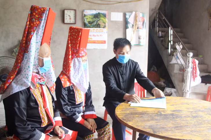 Ông Bùi Xuân Chiều, Bí thư Chi bộ, Trưởng thôn, Tổ trưởng Tổ tự quản phòng, chống dịch Covid-19 thôn Nà Sa (xã Hoành Mô, huyện Bình Liêu) tuyên truyền phòng, chống dịch đến người dân thôn. Ảnh: Thu Chung