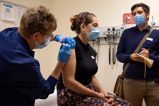 Vaccine mang đến sự bảo vệ mạnh mẽ hơn so với khả năng miễn dịch do nhiễm virus trước đó. (Ảnh: New York Times)