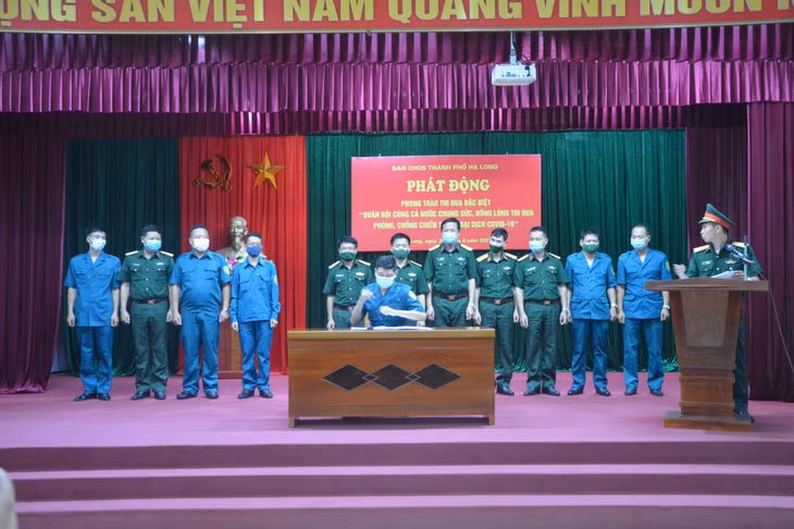 Thượng tá Nguyễn Hữu Thoảng (đứng, thứ 6, trái sang) tại buổi phát động phong trào thi đua đặc biệt "Quân đội cùng cả nước chung sức, đồng lòng thi đua, phòng chống chiến thắng đại dịch Covid-19" của Ban CHQS TP Hạ Long.