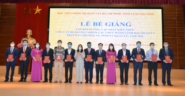 Đồng chí Vi Ngọc Bích, Ủy viên Ban Thường vụ, Trưởng Ban Tuyên giáo Tỉnh uỷ trao giấy chứng nhận tốt nghiệp cho các học viên.