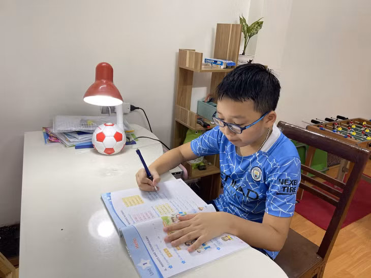 Để phòng tránh tật khúc xạ, giảm tăng độ cận thị, trẻ em trong quá trình học tập cần đảm bảo ánh sáng và tư thế ngồi.