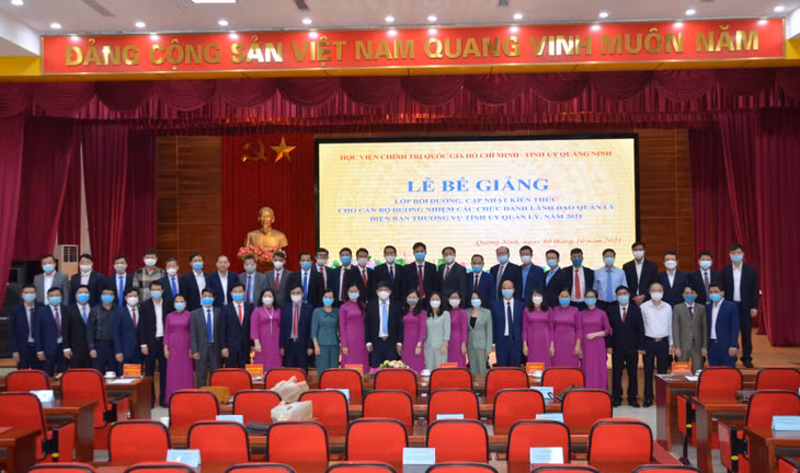 Học viên lớp Bồi dưỡng, cập nhật kiến thức cho cán bộ đương nhiệm các chức danh lãnh đạo, quản lý diện Ban Thường vụ Tỉnh ủy quản lý năm 2021 chụp ảnh kỷ niệm.