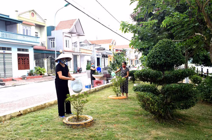 Người dân thị trấn Quảng Hà tích cực tham gia gìn giữ vệ sinh môi trường công cộng. Ảnh: Công Thành
