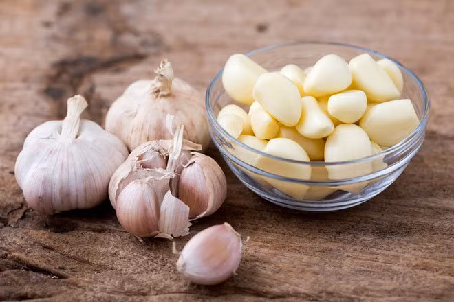 Ăn tỏi thường xuyên giúp giảm nguy cơ mắc ung thư đại trực tràng (Ảnh minh họa).