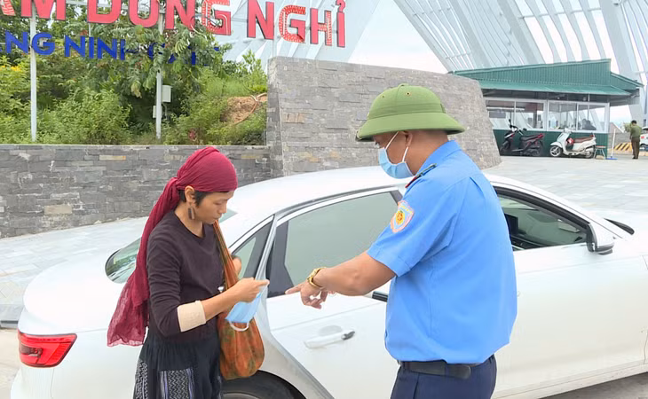 Lực lượng chức năng tích cực tuyên truyền, nhắc nhở người dân các quy định, yêu cầu trong công tác phòng, chống dịch.