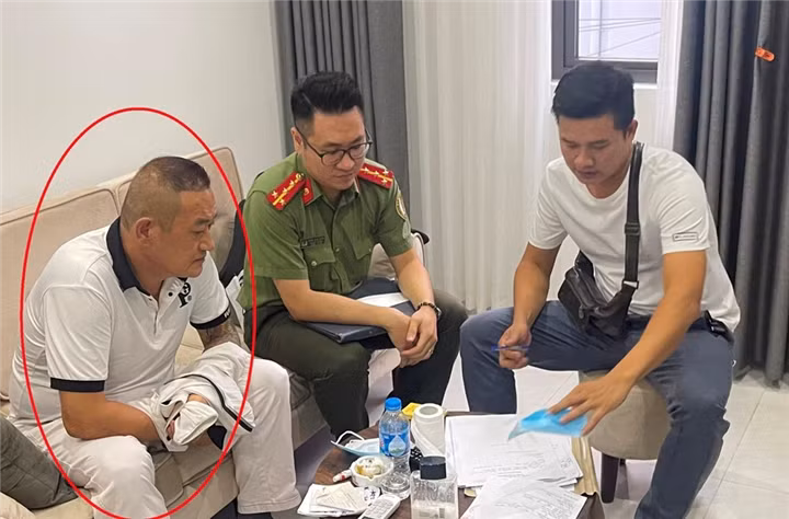 Lực lượng Công an làm việc với Kim Euy Young (khoanh đỏ).