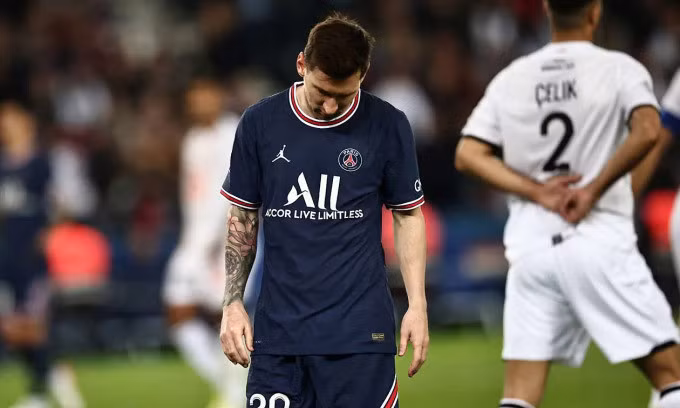 Messi chơi không nổi bật trong hiệp một, và bị thay ra ngay trước hiệp hai. Ảnh: Reuters