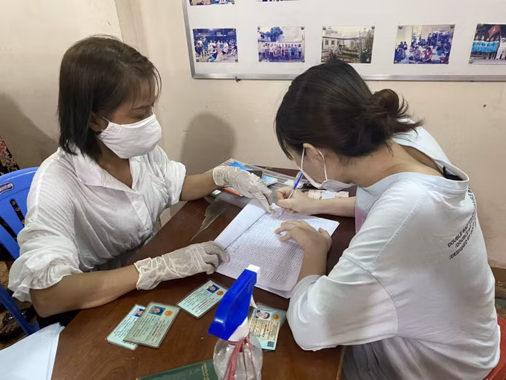 Hỗ trợ cho lao động gặp khó khăn do đại dịch COVID-19. Ảnh: Hoàng Tuyết