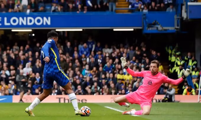 James thể hiện sự tự tin của Chelsea với pha lốp bóng qua thủ môn kỳ cựu Tim Krul. Ảnh: Reuters.