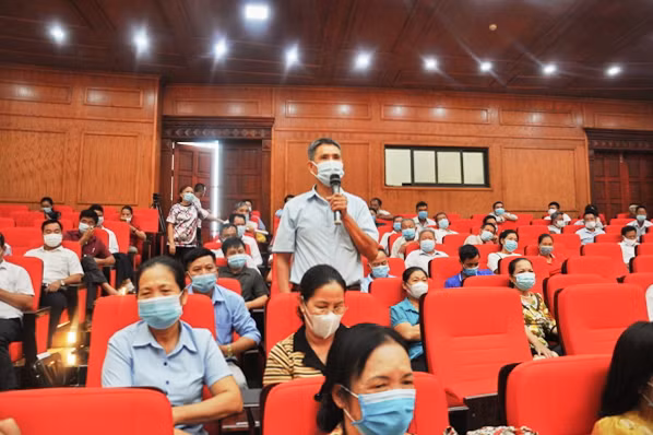 Các bí thư chi bộ, trưởng ban Công tác mặt trận của TP Móng Cái tham dự hội nghị giao ban với lãnh đạo Thành ủy, UBND thành phố, tháng 7/2021. Ảnh: Trần Tương (Trung tâm TT-VH Móng Cái)
