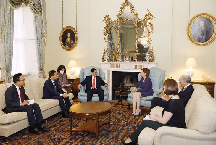 Thủ hiến Nicola Sturgeon ủng hộ đề xuất của Thủ tướng và cho biết Scotland có nhiều lợi thế, kinh nghiệm phát triển điện gió gần bờ và đang gia tăng điện gió ngoài khơi, sẵn sàng chia sẻ và hợp tác với Việt Nam trong lĩnh vực này. Ảnh TTXVN Thủ hiến Nicola Sturgeon ủng hộ đề xuất của Thủ tướng và cho biết Scotland có nhiều lợi thế, kinh nghiệm phát triển điện gió gần bờ và đang gia tăng điện gió ngoài khơi, sẵn sàng chia sẻ và hợp tác với Việt Nam trong lĩnh vực này. Ảnh TTXVN