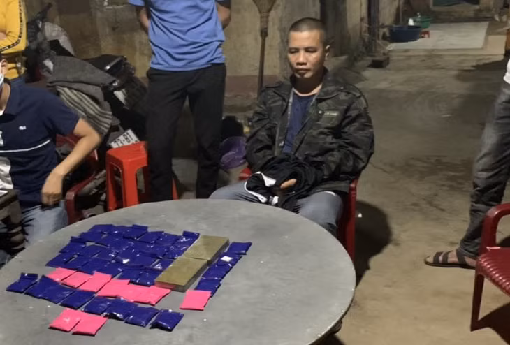 Đối tượng Đinh Xuân Ngọc cùng tang vật vụ án