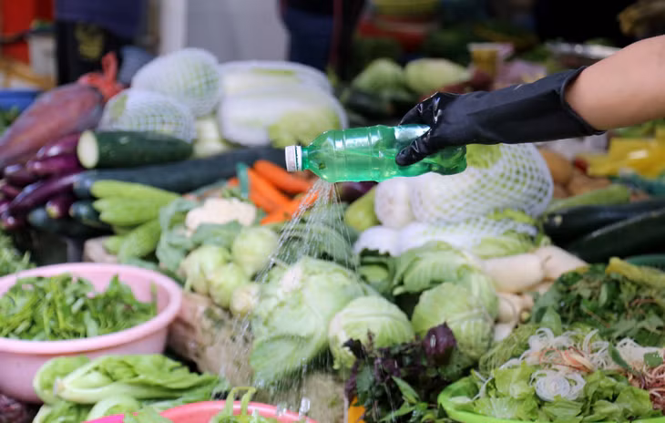 Vì giá tăng cao, các tiểu thương càng thêm cẩn thận, chăm chút để giữ rau được tươi xanh, đảm bảo chất lượng, phục vụ tốt nhất có thể cho người tiêu dùng.