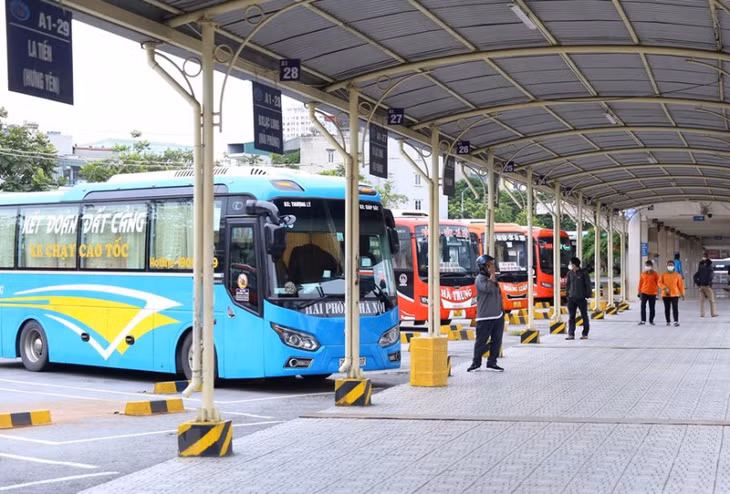 Nhiều nhà xe vắng khách, lo ngại chạy xe không đủ bù chi phí.