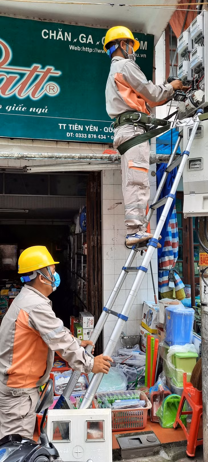 Công nhân Điện lực huyện Tiên Yên triển khai thay thế công tơ điện tử cho khách hàng.
