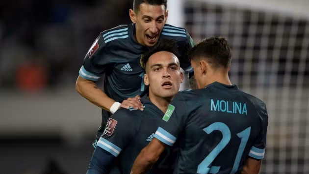 Lautaro Martinez giúp Argentina nối dài chuỗi trận bất bại.