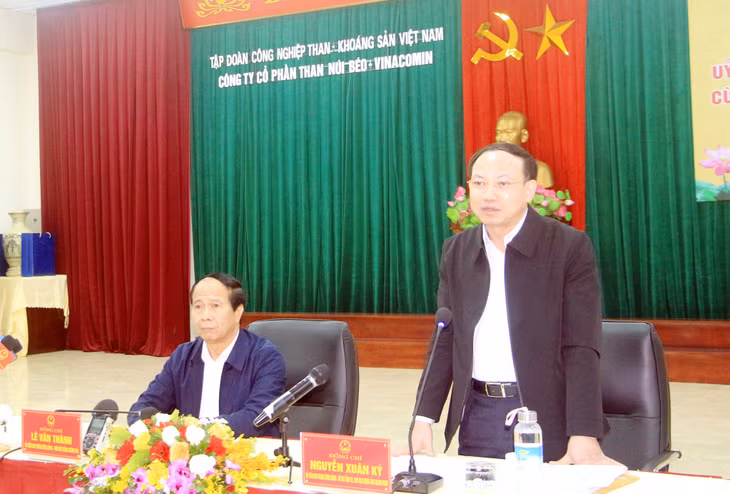 Đồng chí Nguyễn Xuân Ký, Ủy viên Trung ương Đảng, Bí thư Tỉnh ủy, Chủ tịch HĐND tỉnh, phát biểu tại buổi làm việc.