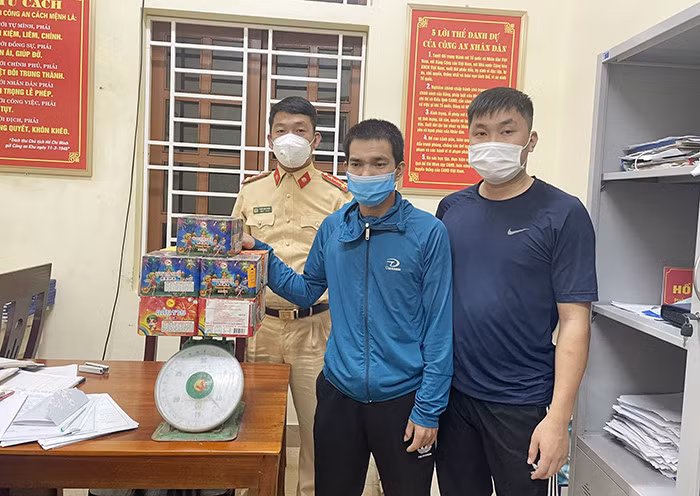Đối tượng Lê Văn Dũng (ở giữa) và tang vật tại cơ quan Công an.