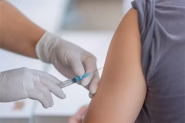 Tiêm vắc xin có ngăn ngừa lây Covid-19 cho người khác?