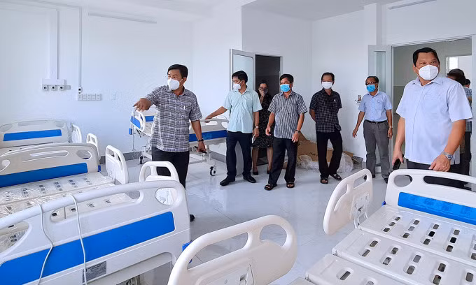 Bí thư Tỉnh uỷ Cà Mau Nguyễn Tiến Hải (bìa trái) kiểm tra việc chuẩn bị Bệnh viện dã chiến số 3 quy mô 250 giường, tại TP Cà Mau. Ảnh: Hưng Lợi