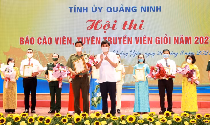 Đồng chí Ngô Hoàng Ngân, Phó Bí thư Thường trực Tỉnh ủy, Trưởng Đoàn ĐBQH tỉnh trao giải Nhất cho Trung tá Đoàn Ngọc Trung, Phó Bí thư Đảng ủy, Phó Trưởng Công an thị xã Quảng Yên, Đảng bộ Thị xã Quảng Yên.
