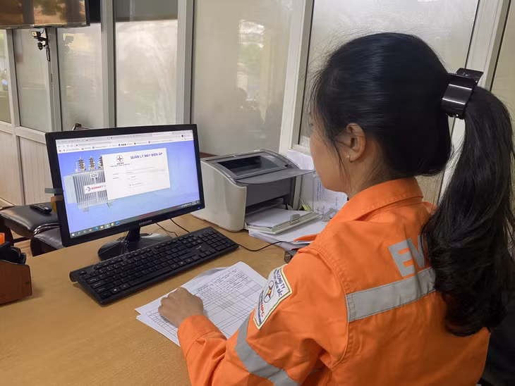 Công nhân Đội quản lý đường dây và trạm biến áp số 2 – Điện lực TP Hạ Long, khai thác sử dụng phần mềm quản lý máy biến áp.