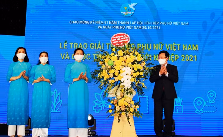 Phó Thủ tướng Thường trực Phạm Bình Minh trao lẵng hoa tặng Hội Liên hiệp Phụ nữ Việt Nam.