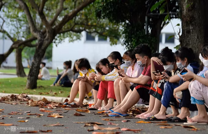 Nhóm công nhân trẻ bám trụ nhà máy "ba tại chỗ" trong Khu công nghệ cao TP HCM, tháng 10/2021. Ảnh: Chung Đặng