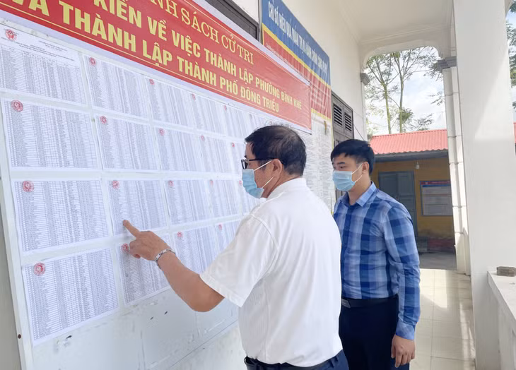 Lãnh đạo xã cùng bí thư Chi bộ thôn Trại Mới A rà soát danh sách cử tri lấy ý kiến về việc thành lập phường Bình Khê.